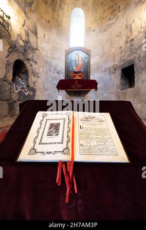 20 maggio 2021, Odzun, Armenia: Un libro manoscritto sacro con testo in lingua armena nella chiesa durante un servizio spirituale o una vacanza Foto Stock