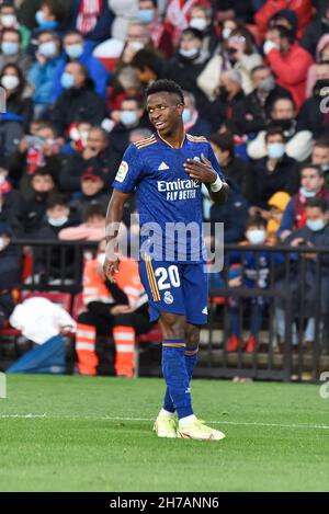 Granada, Spagna. 21 Nov 2021. Vinicius Junior del Real Madrid durante la partita la Liga Santander tra Granada CF e Real Madrid CF allo stadio Los Carmenes di Granada (Foto di Agostino Gemito/Pacific Press) Credit: Pacific Press Media Production Corp./Alamy Live News Foto Stock