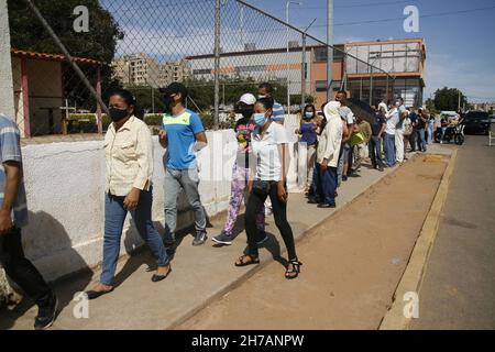 I venezuelani si accorrono per esercitare il loro diritto di voto, questa domenica 21 novembre, nel comune di San Francisco in Venezuela. Dall'inizio della mattina gli elettori sono venuti a scegliere i candidati, che li rappresenteranno nei diversi governatorati e sindaci del paese. Le elezioni regionali si svolgono con calma, ha dichiarato il capo della missione elettorale dell'Unione europea (UE), Isabel Santos, domenica sulle elezioni segnate dal ritorno nel paese di osservatori del blocco dopo 15 anni di assenza. Ha affermato che per quanto riguarda i ritardi e alcuni problemi per l'apertura del ma Foto Stock