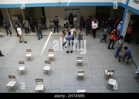 I venezuelani si accorrono per esercitare il loro diritto di voto, questa domenica 21 novembre, nel comune di San Francisco in Venezuela. Dall'inizio della mattina gli elettori sono venuti a scegliere i candidati, che li rappresenteranno nei diversi governatorati e sindaci del paese. Le elezioni regionali si svolgono con calma, ha dichiarato il capo della missione elettorale dell'Unione europea (UE), Isabel Santos, domenica sulle elezioni segnate dal ritorno nel paese di osservatori del blocco dopo 15 anni di assenza. Ha affermato che per quanto riguarda i ritardi e alcuni problemi per l'apertura del ma Foto Stock