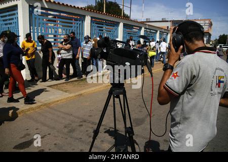 I venezuelani si accorrono per esercitare il loro diritto di voto, questa domenica 21 novembre, nel comune di San Francisco in Venezuela. Dall'inizio della mattina gli elettori sono venuti a scegliere i candidati, che li rappresenteranno nei diversi governatorati e sindaci del paese. Le elezioni regionali si svolgono con calma, ha dichiarato il capo della missione elettorale dell'Unione europea (UE), Isabel Santos, domenica sulle elezioni segnate dal ritorno nel paese di osservatori del blocco dopo 15 anni di assenza. Ha affermato che per quanto riguarda i ritardi e alcuni problemi per l'apertura del ma Foto Stock