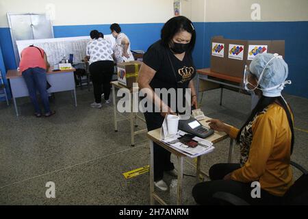 I venezuelani si accorrono per esercitare il loro diritto di voto, questa domenica 21 novembre, nel comune di San Francisco in Venezuela. Dall'inizio della mattina gli elettori sono venuti a scegliere i candidati, che li rappresenteranno nei diversi governatorati e sindaci del paese. Le elezioni regionali si svolgono con calma, ha dichiarato il capo della missione elettorale dell'Unione europea (UE), Isabel Santos, domenica sulle elezioni segnate dal ritorno nel paese di osservatori del blocco dopo 15 anni di assenza. Ha affermato che per quanto riguarda i ritardi e alcuni problemi per l'apertura del ma Foto Stock