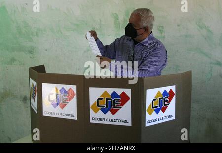 I venezuelani si accorrono per esercitare il loro diritto di voto, questa domenica 21 novembre, nel comune di San Francisco in Venezuela. Dall'inizio della mattina gli elettori sono venuti a scegliere i candidati, che li rappresenteranno nei diversi governatorati e sindaci del paese. Le elezioni regionali si svolgono con calma, ha dichiarato il capo della missione elettorale dell'Unione europea (UE), Isabel Santos, domenica sulle elezioni segnate dal ritorno nel paese di osservatori del blocco dopo 15 anni di assenza. Ha affermato che per quanto riguarda i ritardi e alcuni problemi per l'apertura del ma Foto Stock