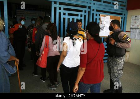 I venezuelani si accorrono per esercitare il loro diritto di voto, questa domenica 21 novembre, nel comune di San Francisco in Venezuela. Dall'inizio della mattina gli elettori sono venuti a scegliere i candidati, che li rappresenteranno nei diversi governatorati e sindaci del paese. Le elezioni regionali si svolgono con calma, ha dichiarato il capo della missione elettorale dell'Unione europea (UE), Isabel Santos, domenica sulle elezioni segnate dal ritorno nel paese di osservatori del blocco dopo 15 anni di assenza. Ha affermato che per quanto riguarda i ritardi e alcuni problemi per l'apertura del ma Foto Stock