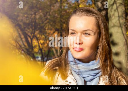 Bella donna sorridente felice nel parco autunnale. Foto Stock