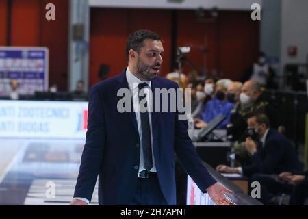 Cremona, Italia. 21 Nov 2021. Paolo Galbiati (Vanoli Cremona) durante Vanoli Basket Cremona vs Carpegna Prosciutto Pesaro, campione di Basket Serie A in Cremona, Italia, 21 novembre 2021 Credit: Independent Photo Agency/Alamy Live News Foto Stock