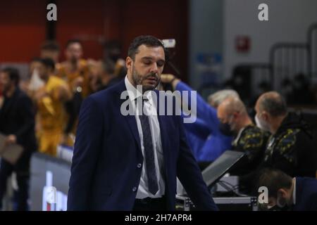 Cremona, Italia. 21 Nov 2021. Paolo Galbiati (Vanoli Cremona) durante Vanoli Basket Cremona vs Carpegna Prosciutto Pesaro, campione di Basket Serie A in Cremona, Italia, 21 novembre 2021 Credit: Independent Photo Agency/Alamy Live News Foto Stock