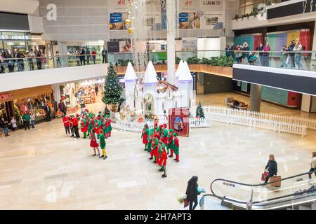 Spettacolo di Natale nell'atrio, Queensgate Shopping Center, Long Causeway, Peterborough, Cambridgeshire, Inghilterra, Regno Unito Foto Stock