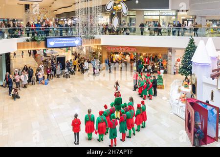 Spettacolo di Natale nell'atrio, Queensgate Shopping Center, Long Causeway, Peterborough, Cambridgeshire, Inghilterra, Regno Unito Foto Stock