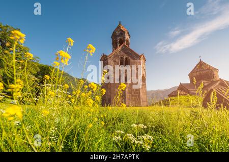 La cappella e il campanile si erigono da soli sul territorio del Monastero di Haghpat in Armenia. Concetto di visita turistica e pellegrinaggio Foto Stock