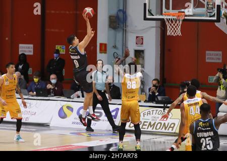 Cremona, Italia. 21 Nov 2021. Matteo Spagnolo (Vanoli Cremona) al tiro durante Vanoli Basket Cremona vs Carpegna Prosciutto Pesaro, campione di Basket Serie A in Cremona, Italia, 21 novembre 2021 Credit: Independent Photo Agency/Alamy Live News Foto Stock