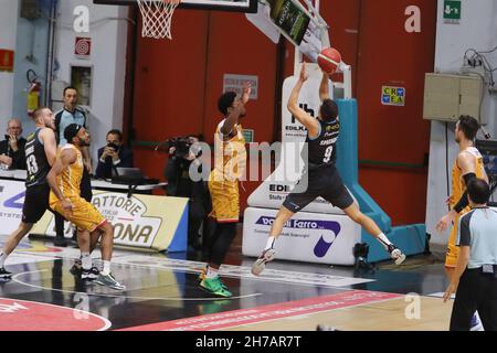 Cremona, Italia. 21 Nov 2021. Matteo Spagnolo (Vanoli Cremona) al tiro durante Vanoli Basket Cremona vs Carpegna Prosciutto Pesaro, campione di Basket Serie A in Cremona, Italia, 21 novembre 2021 Credit: Independent Photo Agency/Alamy Live News Foto Stock