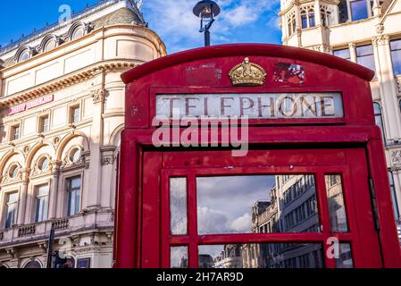 Londra, Inghilterra - l'iconico vecchio telefono rosso britannico Foto Stock