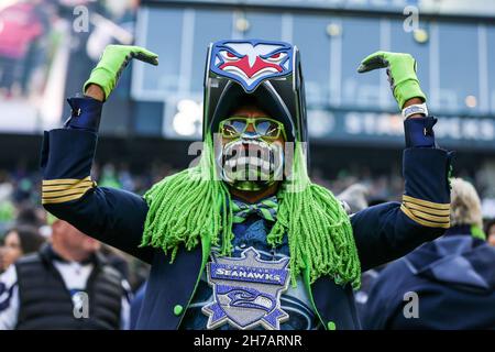 Seattle, Stati Uniti. Seattle, WA, Stati Uniti. 21 Nov 2021. Un fan dei Seattle Seahawks si acclama durante una partita tra gli Arizona Cardinals e i Seattle Seahawks al Lumen Field di Seattle, Washington. Sean BrownCSM/Alamy Live News Credit: CAL Sport Media/Alamy Live News Foto Stock