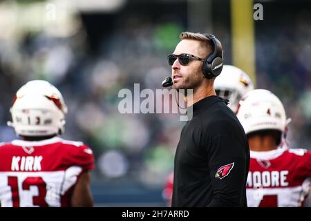 Seattle, Stati Uniti. Seattle, WA, Stati Uniti. 21 Nov 2021. Il capo allenatore degli Arizona Cardinals, Kliff Kingsbury, guarda il tabellone durante una partita tra gli Arizona Cardinals e i Seattle Seahawks al Lumen Field di Seattle, Washington. Sean Brown/CSM/Alamy Live News Credit: CAL Sport Media/Alamy Live News Foto Stock