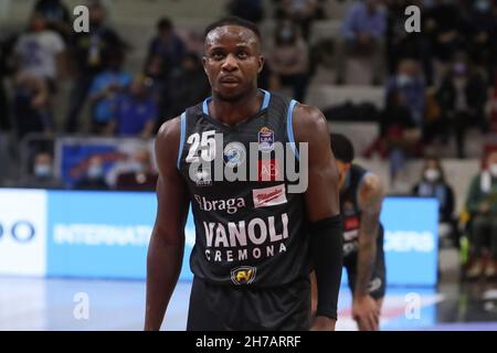 Cremona, Italia. 21 Nov 2021. David Cournhooh (Vanoli Cremona) durante Vanoli Basket Cremona vs Carpegna Prosciutto Pesaro, campione di Basket Serie A in Cremona, Italia, 21 novembre 2021 Credit: Independent Photo Agency/Alamy Live News Foto Stock