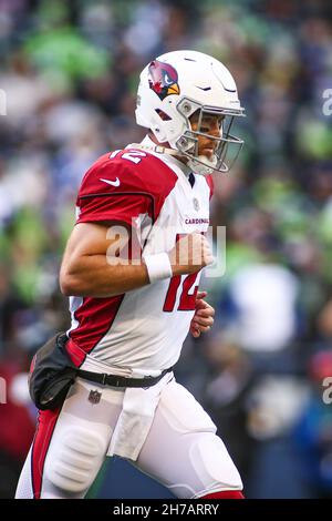 Seattle, Stati Uniti. Seattle, WA, Stati Uniti. 21 Nov 2021. Arizona Cardinals quarterback Colt McCoy (12) si spacca dal campo durante una partita tra gli Arizona Cardinals e Seattle Seahawks al Lumen Field di Seattle, Washington. Sean Brown/CSM/Alamy Live News Credit: CAL Sport Media/Alamy Live News Foto Stock