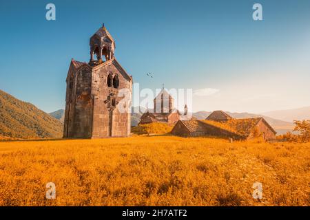 La cappella e il campanile si erigono da soli sul territorio del Monastero di Haghpat in Armenia. Concetto di visita turistica e pellegrinaggio Foto Stock