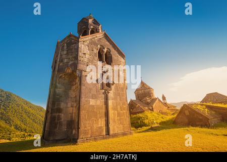 La cappella e il campanile si erigono da soli sul territorio del Monastero di Haghpat in Armenia. Concetto di visita turistica e pellegrinaggio Foto Stock