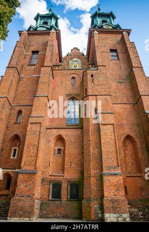 Gniezno, Polonia - 09 agosto 2021. Basilica Cattedrale Primaziale dell'Assunzione della Beata Vergine Maria e Santuario di Sant'Adalberto Foto Stock