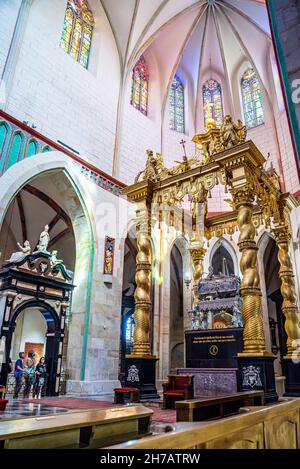 Gniezno, Polonia - 09 agosto 2021. La Cattedrale Primaziale Basilica dell'Assunzione della Beata Vergine Maria e Santuario di Sant'Adalberto - interno Foto Stock