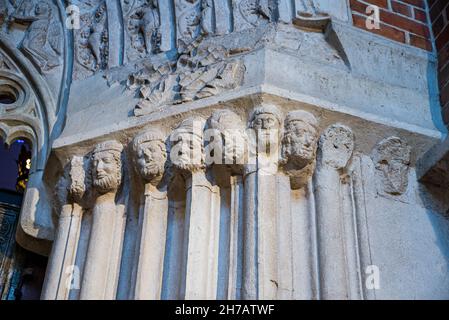 Gniezno, Polonia - 09 agosto 2021. La Cattedrale Primaziale Basilica dell'Assunzione della Beata Vergine Maria e Santuario di Sant'Adalberto - interno Foto Stock