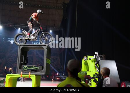 21 novembre 2021; Palau Sant Jordi, Barcellona, Spagna: FIM X-Trial World Championships; Gabriel Marcelli (ESP, Montesa) in azione durante il Barcellona solo Moto Trial indoor al Palau Sant Jordi Foto Stock