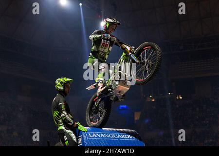 21 novembre 2021; Palau Sant Jordi, Barcellona, Spagna: FIM X-Trial World Championships; Jaime Busto (ESP, Vertigo) in azione durante il Barcelona solo Moto Trial indoor al Palau Sant Jordi Foto Stock