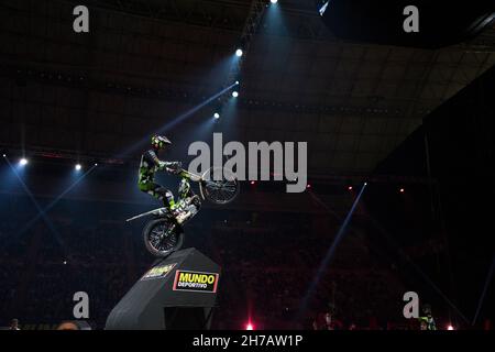 21 novembre 2021; Palau Sant Jordi, Barcellona, Spagna: FIM X-Trial World Championships; Jaime Busto (ESP, Vertigo) in azione durante il Barcelona solo Moto Trial indoor al Palau Sant Jordi Foto Stock