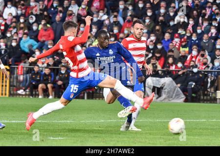 Granada, Spagna. 21 Nov 2021. Ferland Mendy of Real Madrid colpisce la palla durante la partita Liga Santander tra Granada CF e Real Madrid CF allo stadio Los Carmenes di Granada (Credit Image: © Jose M. Baldomero/Pacific Press via ZUMA Press Wire) Credit: ZUMA Press, Inc./Alamy Live News Foto Stock