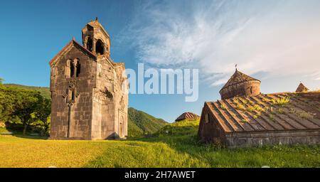 La cappella e il campanile si erigono da soli sul territorio del Monastero di Haghpat in Armenia. Concetto di visita turistica e pellegrinaggio Foto Stock