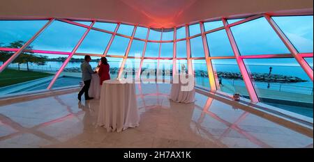 All'interno del museo d'arte di Milwaukee si affaccia sulla baia di Milwaukee sul lago Michigan. Milwaukee, WISCONSIN. Foto Stock