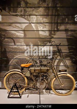 Una delle prime moto motorizzate costruite dalla Harley-Davidson. Nel 1903 quattro uomini formarono la Harley-Davidson Motor Company, che operarono da un piccolo capannone nel cortile della famiglia Davidson. Il nome di Harley è stato dato la fatturazione superiore perché è stato accreditato con la venuta in su con l'idea originale per una motocicletta. Questo è il loro modello dal 1907, in mostra all'Harley-Davidson Museum di Milwaukee, WISCONSIN. Foto Stock