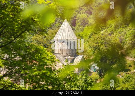 Monastero armeno di Haghartsin (fondato nel 11 ° secolo) tra la foresta lussureggiante e le montagne del parco nazionale di Dilijan Foto Stock