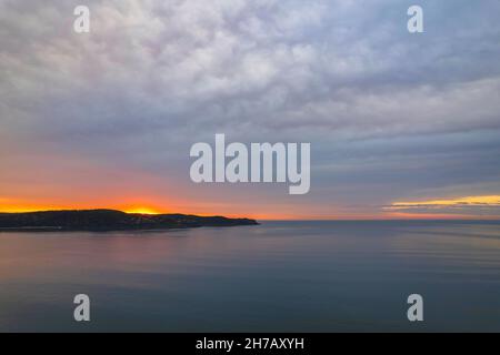 L'alba coperta da nuvole a Umina Beach sulla costa centrale, NSW, Australia. Foto Stock