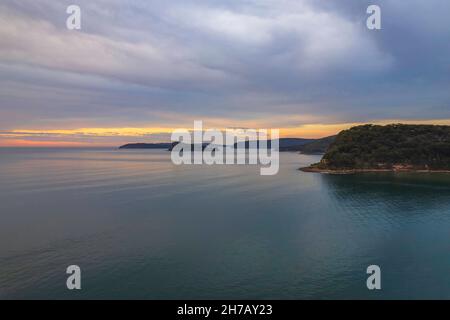 L'alba coperta da nuvole a Umina Beach sulla costa centrale, NSW, Australia. Foto Stock