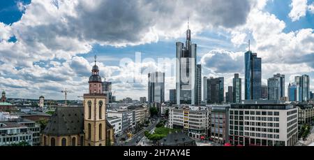 Panorama urbano panoramico su Francoforte sul meno, Germania, luglio 2017 Foto Stock