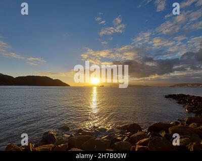 Santos, San Paolo, Brasile. 21 Nov 2021. (INT) i bagnanti si godono il tramonto a Ponta da Praia, a Santos. 21 novembre 2021, Santos, Sao Paulo, Brasile: Bagnanti godersi il tramonto a Ponta da Praia, a Santos, sulla costa meridionale di Sao Paulo, Domenica (21) (Credit Image: © Luigi Bongiovanni/TheNEWS2 via ZUMA Press Wire) Foto Stock