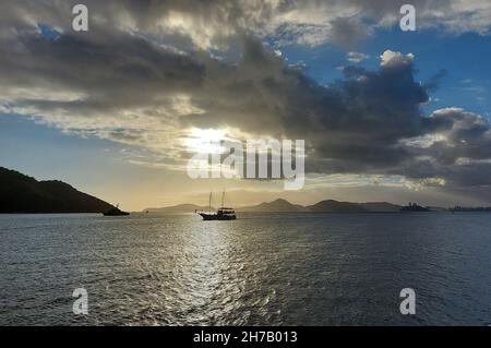 Santos, San Paolo, Brasile. 21 Nov 2021. (INT) i bagnanti si godono il tramonto a Ponta da Praia, a Santos. 21 novembre 2021, Santos, Sao Paulo, Brasile: Bagnanti godersi il tramonto a Ponta da Praia, a Santos, sulla costa meridionale di Sao Paulo, Domenica (21) (Credit Image: © Luigi Bongiovanni/TheNEWS2 via ZUMA Press Wire) Foto Stock