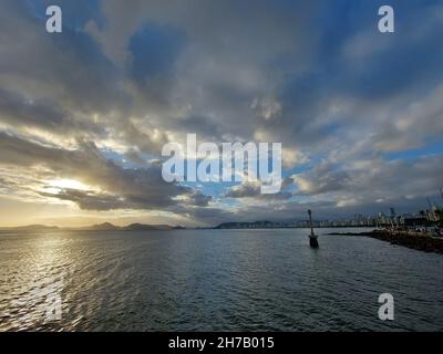 Santos, San Paolo, Brasile. 21 Nov 2021. (INT) i bagnanti si godono il tramonto a Ponta da Praia, a Santos. 21 novembre 2021, Santos, Sao Paulo, Brasile: Bagnanti godersi il tramonto a Ponta da Praia, a Santos, sulla costa meridionale di Sao Paulo, Domenica (21) (Credit Image: © Luigi Bongiovanni/TheNEWS2 via ZUMA Press Wire) Foto Stock