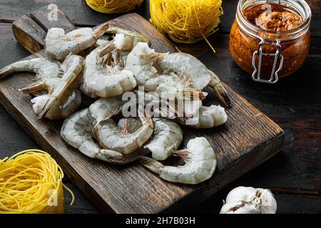 Set di ingredienti per pasta di gamberi al pesto di rosa, su vecchio tavolo di legno scuro Foto Stock