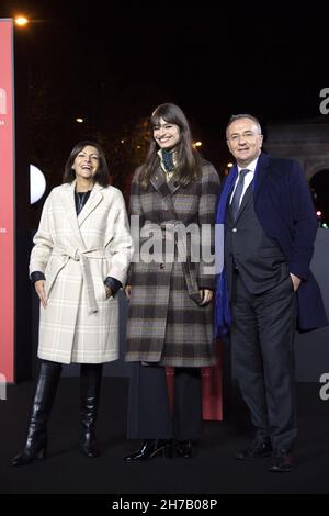 Anne Hidalgo, Clara Luciani e Marc-Antoine Jamet partecipano al lancio delle luci di Natale sul viale Champs-Elysees a Parigi, in Francia, il 21 novembre 2021. Foto di Aurore Marechal/ABACAPRESS.COM Foto Stock