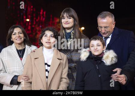 Anne Hidalgo, Marc-Antoine Jamet e Clara Luciani partecipano al lancio delle luci di Natale sul viale Champs-Elysees a Parigi, Francia, il 21 novembre 2021. Foto di Aurore Marechal/ABACAPRESS.COM Foto Stock