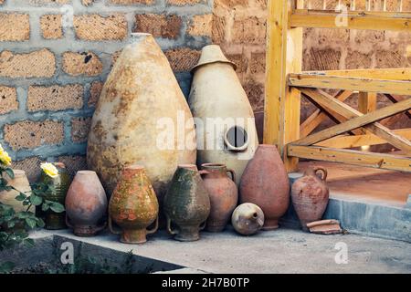 burro churn, kvevri e caraffe create da un artigiano in ceramica sono esposti come decorazioni nel cortile della casa Foto Stock