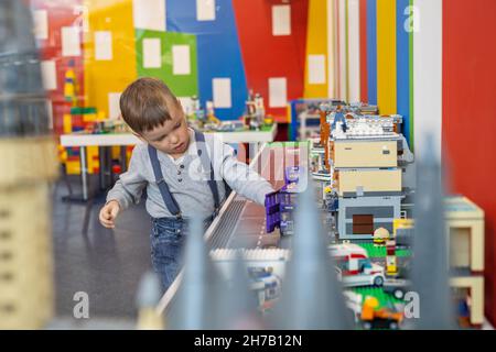 Little boy gioca a colori Lego set sul tavolo. Formazione e sviluppo precoce  Foto stock - Alamy