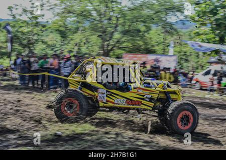 Soppeng, Sulawesi meridionale, Indonesia. 21 Nov 2021. I piloti offroad gareggiarono su uno dei circuiti del distretto di Soppeng nella Regional Extreme Offroad e Adventure Offroad Series 2 organizzata dalla Federazione Indonesia Ofroad (IOF). L'Indonesia ha ambizioni di far progredire gli sport automobilistici nel campo delle offroad. (Credit Image: © Moch Farabi Wardana/Pacific Press via ZUMA Press Wire) Foto Stock