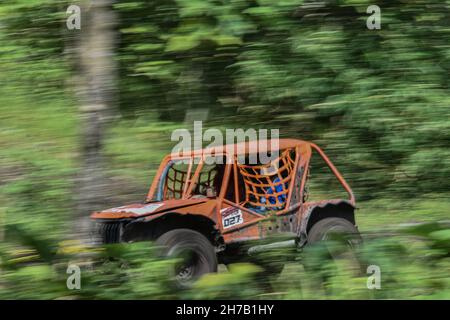 Soppeng, Sulawesi meridionale, Indonesia. 21 Nov 2021. I piloti offroad gareggiarono su uno dei circuiti del distretto di Soppeng nella Regional Extreme Offroad e Adventure Offroad Series 2 organizzata dalla Federazione Indonesia Ofroad (IOF). L'Indonesia ha ambizioni di far progredire gli sport automobilistici nel campo delle offroad. (Credit Image: © Moch Farabi Wardana/Pacific Press via ZUMA Press Wire) Foto Stock