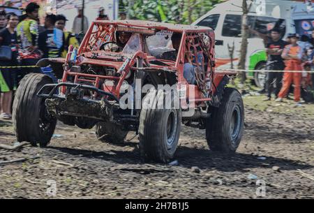 Soppeng, Sulawesi meridionale, Indonesia. 21 Nov 2021. I piloti offroad gareggiarono su uno dei circuiti del distretto di Soppeng nella Regional Extreme Offroad e Adventure Offroad Series 2 organizzata dalla Federazione Indonesia Ofroad (IOF). L'Indonesia ha ambizioni di far progredire gli sport automobilistici nel campo delle offroad. (Credit Image: © Moch Farabi Wardana/Pacific Press via ZUMA Press Wire) Foto Stock