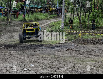 Soppeng, Sulawesi meridionale, Indonesia. 21 Nov 2021. I piloti offroad gareggiarono su uno dei circuiti del distretto di Soppeng nella Regional Extreme Offroad e Adventure Offroad Series 2 organizzata dalla Federazione Indonesia Ofroad (IOF). L'Indonesia ha ambizioni di far progredire gli sport automobilistici nel campo delle offroad. (Credit Image: © Moch Farabi Wardana/Pacific Press via ZUMA Press Wire) Foto Stock