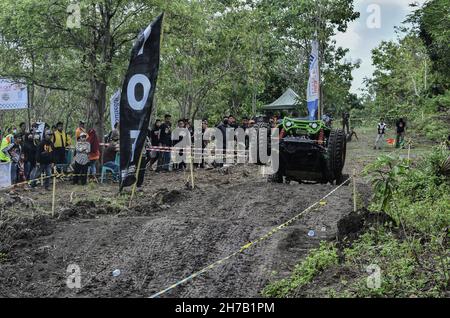 Soppeng, Sulawesi meridionale, Indonesia. 21 Nov 2021. I piloti offroad gareggiarono su uno dei circuiti del distretto di Soppeng nella Regional Extreme Offroad e Adventure Offroad Series 2 organizzata dalla Federazione Indonesia Ofroad (IOF). L'Indonesia ha ambizioni di far progredire gli sport automobilistici nel campo delle offroad. (Credit Image: © Moch Farabi Wardana/Pacific Press via ZUMA Press Wire) Foto Stock